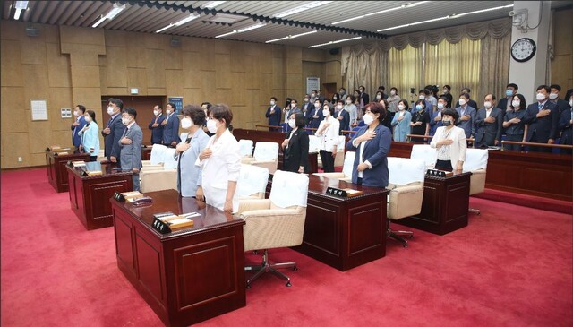 대구 동구의회가 지난달 9일 낮 동구의회 본회의장에서 제8대 동구의회 후반기 개회식을 하고 있다. 대구 동구의회 누리집