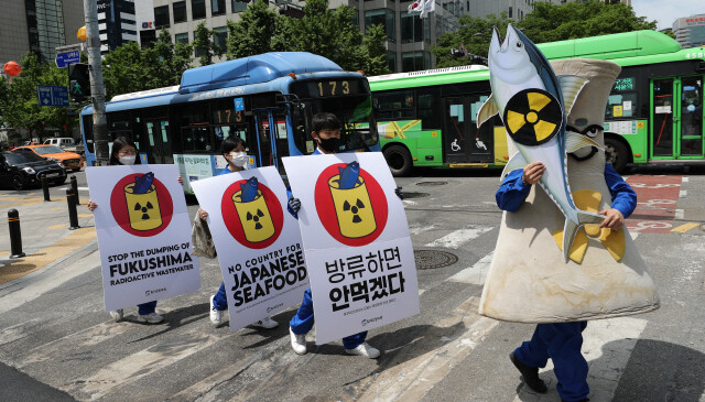 환경운동연합 회원들이 5월12일 오전 서울 중구 한국관광공사 서울센터 앞에서 후쿠시마 방사성 오염수 대응 2차 전국행동 기자회견을 한 뒤 거리 행진하고 있다. 이종근 선임기자 root2@hani.co.kr