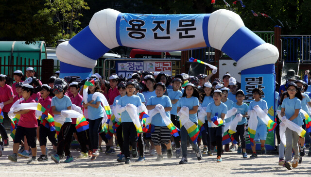 서울 아현동 아현초등학교에서 열린 가을운동회도중 학생들이 달리기를 하고 있다. 사진 이정용 선임기자