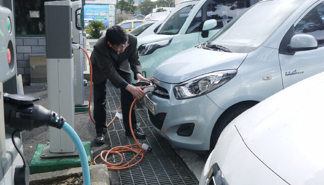 충전 중인 전기자동차. 〈한겨레〉 자료 사진