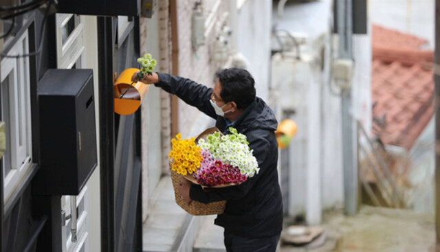 100회 특집 ‘이어가다, 백 년의 기억-서울 편’에서 김영철은 서울 이화동 낙산 국민주택단지를 방문했다. 100바퀴를 있게 해준 이 도시의 이름 없는 무명씨들의 집에 꽃 100송이를 선물했다.