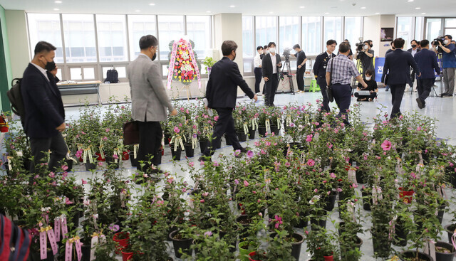 23일 오후 충남 아산 경찰인재개발원에서 열린 전국 경찰서장 회의를 마친 총경급 간부 참석자들이 회의장 밖으로 나오고 있다. 이날 회의에 참석자를 포함한 총경급 간부 350여 명은 '국민의 경찰' 리본이 매인 무궁화 화분을 보냈다. 연합뉴스