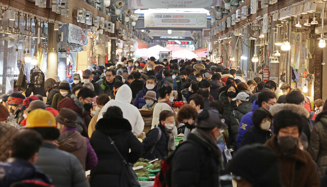 설 명절을 2주 앞둔 8일 오후 서울 청량리 종합시장에서 시민들이 제수용품을 구매하고 있다. 연합뉴스