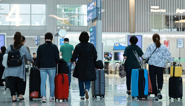 지난 6일2일 오후 인천국제공항 제1여객터미널에서 이용객들이 출국 수속을 위해 이동하고 있다. 연합뉴스