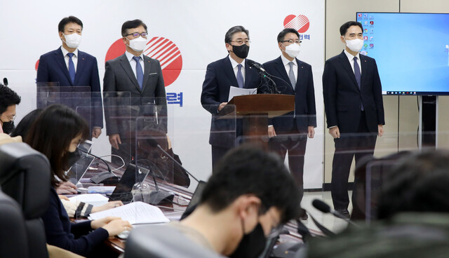 정승일 한국전력공사 사장(왼쪽 셋째)을 비롯한 임원진이 9일 오후 서울 서초구 한전아트센터 회의실에서 하청업체 노동자 감전 사망사고와 관련해 대책발표를 하고 있다. 연합뉴스