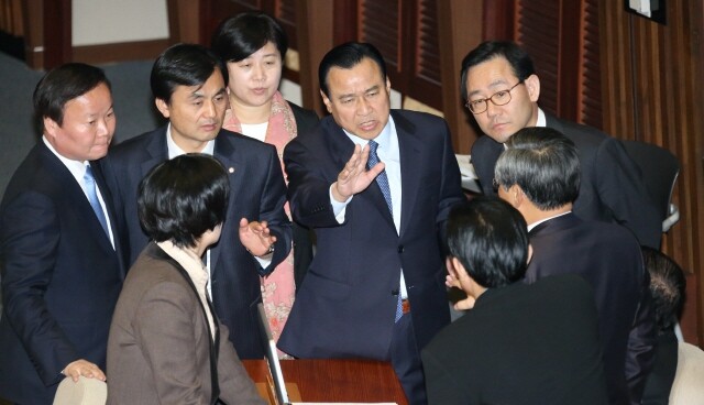 지난 2014년 12월 2일 저녁 새해 예산안과 부수법안을 처리하기 위해 열린 국회 본회의에서 상속세 및 증여세법 일부 개정법률안이 부결되자 당시 새누리당 이완구 원내대표와 주호영 정책위의장이 새정치민주연합 의석으로 와 심각한 표정으로 이야기하고 있다. 이정우 선임기자 woo@hani.co.kr