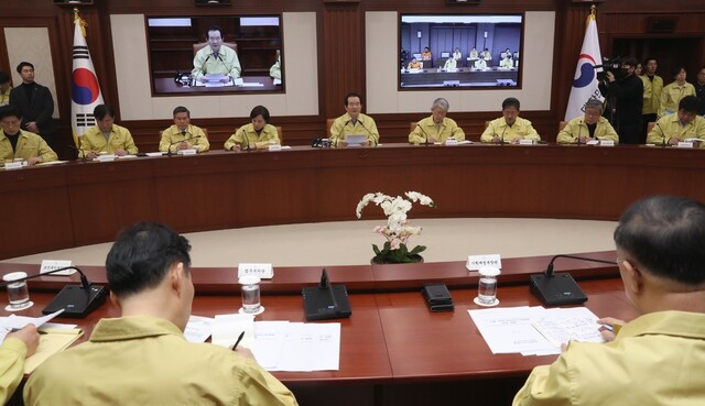 정세균 국무총리가 9일 오후 서울 세종로 정부서울청사에서 신종 코로나바이러스감염증 대응 확대 중앙사고수습본부 회의를 주재하고 있다. 강창광 선임기자 chang@hani.co.kr