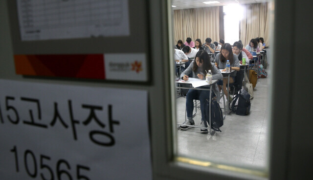 서울의 한 대학교에서 채용 시험을 치르고 있는 취업준비생들. 한겨레 자료사진