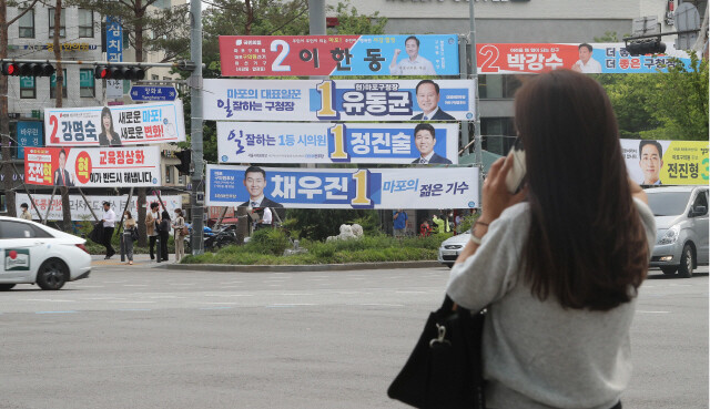 6·1 지방선거 및 국회의원 보궐선거 선거운동 첫날인 지난 5월19일 오후 서울 마포구의 한 거리에 후보들의 펼침막이 걸려 있다.(기사 내용과 무관한 사진) 신소영 기자 viator@hani.co.kr