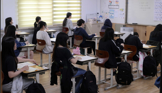 지난 1일 서울 영등포구 여의도여고에서 2024학년도 대학수학능력시험 6월 모의평가가 실시됐다. 사진공동취재단