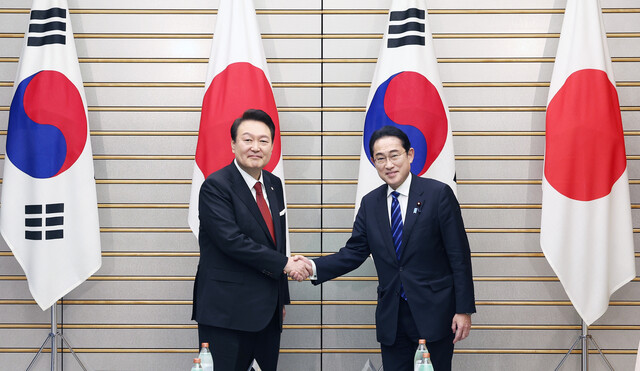 일본을 방문한 윤석열 대통령이 16일 오후 일본 도쿄 총리 관저에서 기시다 후미오 일본 총리와 한일 확대정상회담에 앞서 기념촬영을 하며 악수하고 있다. 도쿄/연합뉴스