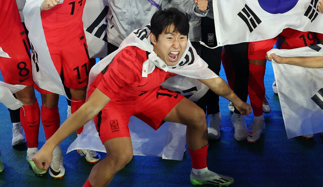 7일 중국 항저우 황룽 스포츠센터 스타디움에서 열린 2022 항저우 아시안게임 남자축구 결승전에서 일본을 2-1로 이기고 금메달을 획득한 이강인이 환호하고 있다. 연합뉴스