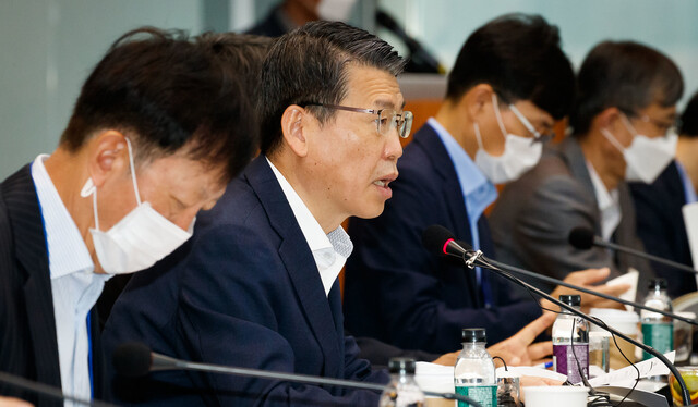 은성수 금융위원장이 11일 예금보험공사에서 열린 금융발전심의회에서 들머리 발언을 하고 있다. 금융위 제공