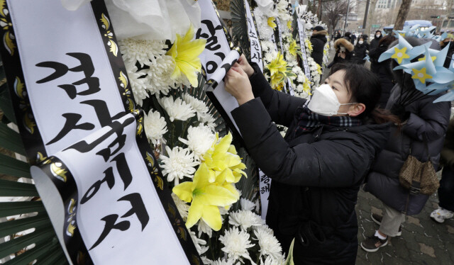 16개월 영아 정인이를 학대해 숨지게 한 혐의를 받고 있는 양부모의 첫 재판 이틀 전인 지난달 11일 오전 서울 양천구 서울남부지방법원 정문 인근에서 대한아동학대방지협회 관계자들이 여러 지역에서 온 근조화환 펼침막을 펼치고 있다. 김혜윤 기자 unique@hani.co.kr