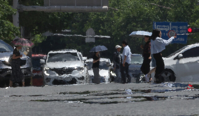 연일 폭염이 계속된 지난 3일 대구 중구 공평네거리 도로에서 시민들이 열기로 가득한 도로를 걷고 있다. 연합뉴스