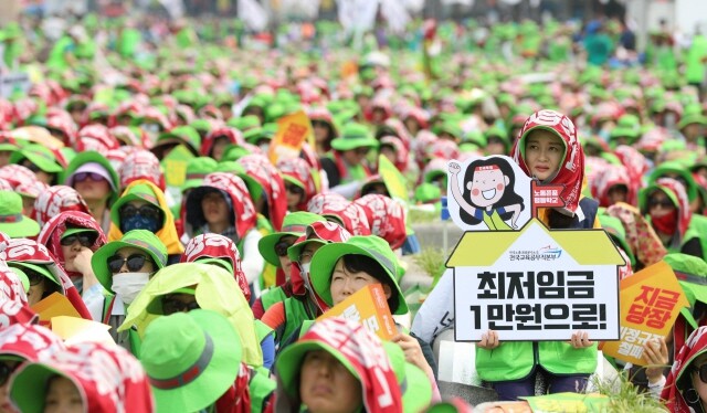 전국민주노동조합총연맹 산하 비정규직 노동조합원들과 이들에 연대하는 정규직 노동자