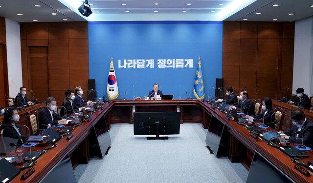 문재인 대통령이 25일 오전 청와대 여민관에서 국무회의를 주재하고 있다. 정세균 국무총리를 비롯한 국무위원들은 정부서울청사에서 영상을 통해 회의에 참석했다. 청와대사진기자단