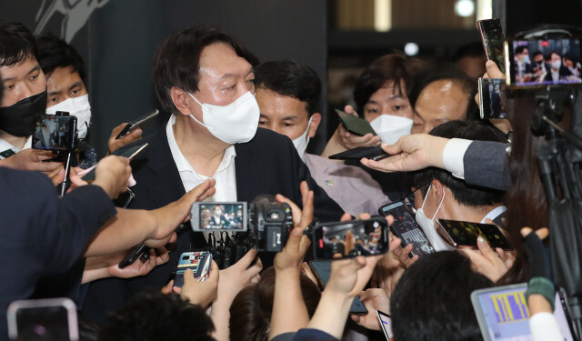 윤석열 전 검찰총장이 지난 9일 오후 서울 중구 남산예장공원 안에 있는 이회영기념관 개관식에 참석해 전시물을 관람한 뒤 취재진에게 둘러싸여 있다. 공동취재사진