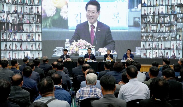 25일 전남 구례군 마산면민회관에서 열린 ‘주민과의 대화’에서 김영록 전남지사가 지리산 케이블카 설치 등에 관해 말하고 있다.전남도 제공