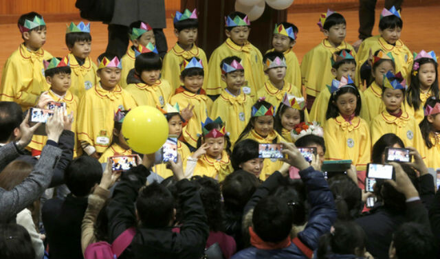 2016년 3월2일 서울 혜화초등학교에서 입학식을 마친 1학년 학생들이 반별로 기념사진을 찍고 있다. 김명진 기자 littleprince@hani.co.kr