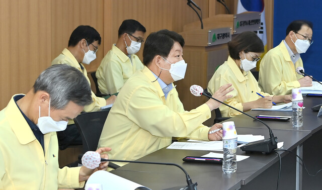 Daegu Mayor Kwon Young-jin will hold an emergency meeting on the afternoon of the 30th to consult with experts on quarantine measures in the Daegu City Council situation room.  Daegu City