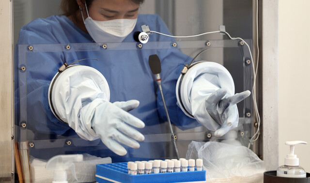 19일 서대문구 선별진료소에서 한 의료진이 검사를 준비하고 있다. 연합뉴스
