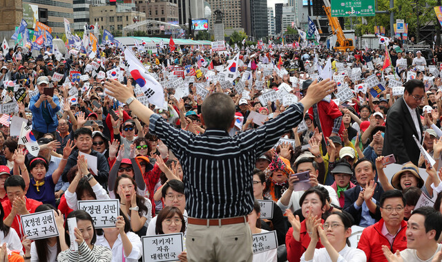 지난해 10월 3일 서울 광화문광장에서 자유한국당 주최로 열린 ‘문재인 정권의 헌정유린 중단과 위선자 조국 파면 촉구 규탄대회’에서 황교안 대표가 인사하고 있다. 김경호 선임기자 jijae@hani.co.kr