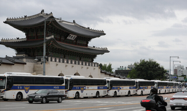 지난 7월3일 민주노총 전국노동자대회 당시 서울 종로 광화문 앞에 집회 차단을 위해 동원된 경찰버스들이 줄 지어 서 있다. 이종근 선임기자 root2@hani.co.kr