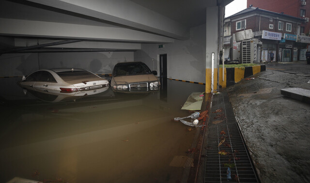 지난 9일 오전 전날 내린 폭우로 서울 동작구의 한 빌라의 지하주차장에 차들이 빗물에 잠겨있다. 김혜윤 기자 unique@hani.co.kr