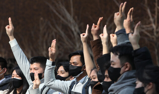 재한미얀마청연연대, 방글라데시이주노조, 재한베트남공동체, 인도네시아주한유학생회, 캄보디아CNRP청년위원회, 태국난민지위1세대, 필리핀 카톨릭광덕커뮤니티, 한국 해외주민운동연대(KOCO) 소속 아시아 청년들이 2월21일 오후 서울 종로구 유엔 인권위원회 서울사무소 앞에서 ‘미얀마 군부독재 저항’, ‘군부 반대’, ‘복종하지 않겠다’는 의미로 손가락 세개를 펴고 집회를 하고 있다. 김봉규 선임기자 bong9@hani.co.kr