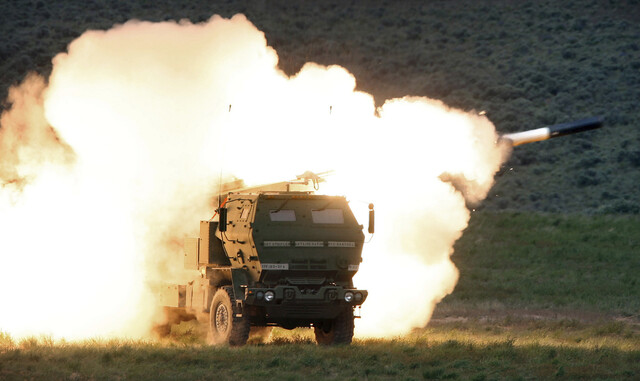 미 군수기업 록히드마틴이 개발한 트럭 장착형 이동식 고속로켓 발사대(HIMARS)에서 미사일이 시험 발사되는 모습. 미 국무부는 대만에 이 무기체계를 수출할 수 있도록 승인했다. AP 연합뉴스