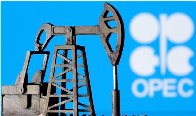 석유수출국기구(OPEC) 로고 앞에 보이는 석유 시추 시설 모형. 로이터 연합뉴스