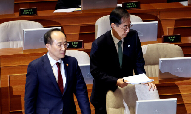 한덕수 국무총리가 4월 4일 국회에서 열린 경제에 관한 대정부 질문에서 답변을 마치고 자리로 향하는 동안 추경호 부총리가 단상으로 향하고 있다. 김경호 선임기자 jijae@hani.co.kr