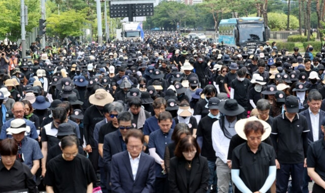 지난 8월19일 오후 서울 여의도 국회 앞에서 전국 각지에서 모인 교사들이 서이초 교사 사망 사건의 진상규명 등을 촉구하는 집회 도중 묵념을 하고 있다. 연합뉴스