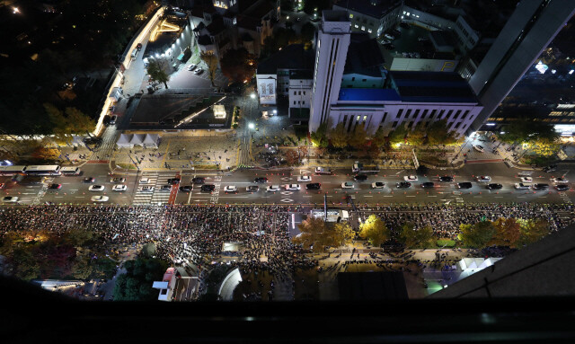 지난달 29일 저녁 서울 태평로 일대에서 촛불전환행동 주최로 열린 '김건희 특검, 윤석열 퇴진 제12차 촛불대행진'에서 참가자들이 LED촛불과 휴대전화 손전등을 켜고 구호를 외치고 있다. 박종식 기자 anaki@hani.co.kr