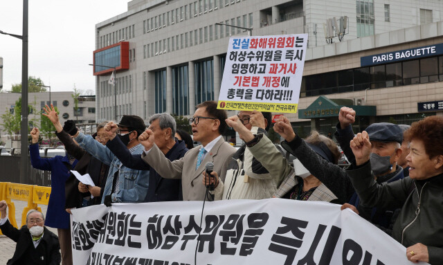 한국전쟁전후민간인피학살자전국유족회 회원들이 20일 오후 서울 용산구 대통령실 앞에서 윤석열 대통령에게 국회에서 진실·화해를위한과거사정리위원회(진실화해위) 위원으로 선출됐으나 50일 만에 대통령실 인사검증 과정에서 탈락한 허상수(68) 재경제주4.3희생자및피해자유족회 공동대표를 즉시 임명할 것을 촉구하고 잇다. 신소영 기자 viator@hani.co.kr