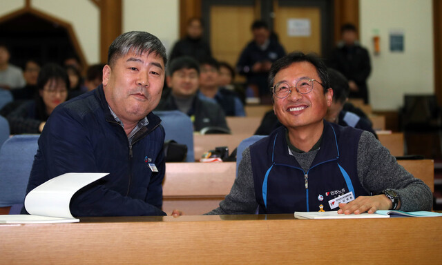 김명환 전국민주노동조합총연맹 위원장(오른쪽)과 김동명 한국노동조합총연맹 위원장(왼쪽)이 지난 4일 오후 국회 의원회관에서 열린 불평등 양극화 해법 찾기 대토론회에서 악수를 하고 있다. 연합뉴스