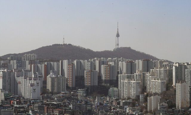 문재인 정부 4년 동안 천정부지로 가격이 치솟은 서울 아파트. 경실련은 “지난 4년 동안 서울 아파트 가격이 78% 올랐다”며 17% 올랐다는 정부 발표를 “통계조작”이라고 주장했다. 지난 16일 서울 응봉산에서 바라본 아파트 단지 모습. 연합뉴스