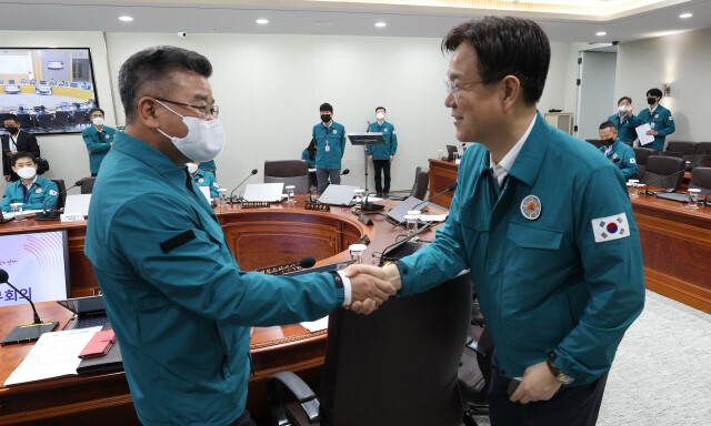 이번 ‘감사원 문자’ 파동의 두 당사자인 유병호 감사원 사무총장(왼쪽)과 이관섭 대통령실 국정기획수석이 지난 8월22일 오전 서울 용산 대통령실 청사에서 열린 을지 국무회의에 참석해 악수하고 있다. 대통령실사진기자단