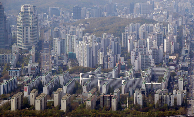 서울 송파구 롯데월드타워 전망대인 서울스카이에서 바라본 강남 아파트 일대. 연합뉴스