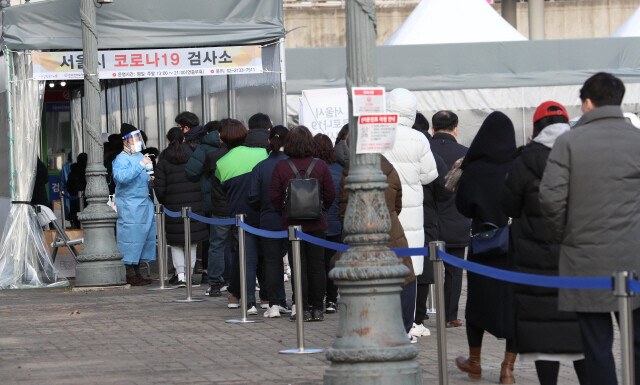 14일 서울 마포구 상암월드컵공원 평화광장에 설치된 코로나19 임시선별검사소에서 시민들이 검사를 받기 위해 기다리고 있다. 강창광 선임기자 chang@hani.co.kr