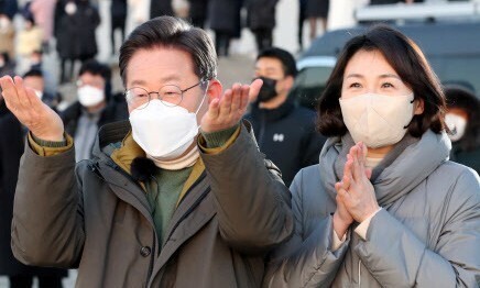 더불어민주당 이재명 대선 후보와 부인 김혜경 씨가 새해 첫날인 1일 오전 서울 용산구 노들섬에서 열린 ‘2022 글로벌 해돋이 : 지구 한 바퀴' 온라인 해맞이 행사에 참석해 떠오르는 해를 바라보고 있다. 공동취재사진