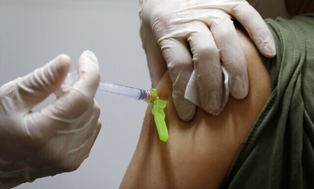 의료기관을 찾은 한 시민이 코로나19 백신을 맞고 있다. 김혜윤 기자 unique@hani.co.kr