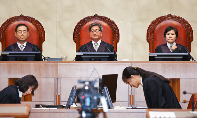 김명수 대법원장과 대법관들이 지난 5월11일 오후 서울 서초구 대법원 대법정에서 전원합의체 선고를 위해 자리에 앉아있다. 연합뉴스