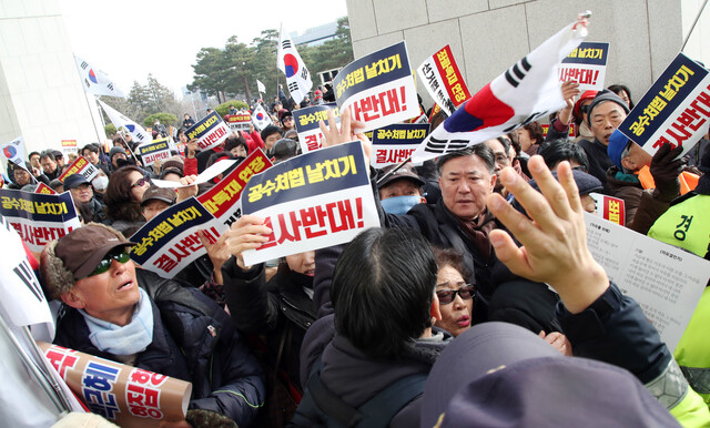 국회 본청 계단 앞에서 16일 열린 자유한국당 \'공수처·선거법 날치기 저지 규탄대회’ 참석자들이 경찰을 밀치고 국회 안으로 난입을 시도하고 있다. 김경호 선임기자 jijae@hani.co.kr