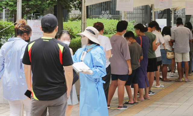 6일 서울 서초구보건소 선별진료소에서 시민들이 검사를 받기 위해 줄을 서 있다. 연합뉴스