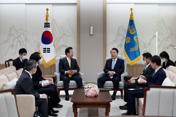 윤석열 대통령이 29일 용산 대통령실에서 일본 연립여당 공명당의 야마구치 나쓰오 대표를 접견하고 있다. 대통령실 제공