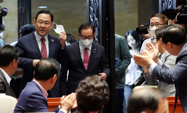 주호영 미래통합당 원내대표가 25일 오전 국회에서 열린 긴급 비상의원총회에서 재신임을 받은 뒤 회의장에 박수를 받으며 들어서고 있다. 김경호 선임기자 jijae@hani.co.kr