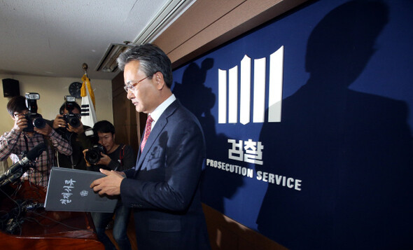 유상범 서울중앙지검 3차장검사가 2015년 1월5일 서울 서초동 서울중앙지검에서 ‘정윤회 국정개입 보고서’ 사건의 중간 수사 결과를 발표하려고 결재서류 판 안에 든 자료를 꺼내고 있다. 이정용 선임기자 lee312@hani.co.kr 유상범 서울중앙지검 3차장검사가 2015년 1월5일 서울 서초동 서울중앙지검에서 ‘정윤회 국정개입 보고서’ 사건의 중간 수사 결과를 발표하려고 결재서류 판 안에 든 자료를 꺼내고 있다. 이정용 선임기자 lee312@hani.co.kr