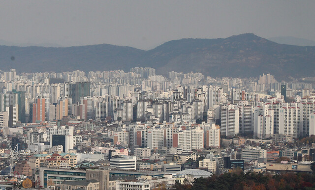 15일 서울 남산에서 바라본 시내 아파트, 주택가 모습. 연합뉴스